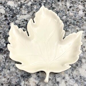 EUC LARGE VTG CERAMIC LEAF SHAPED DISH